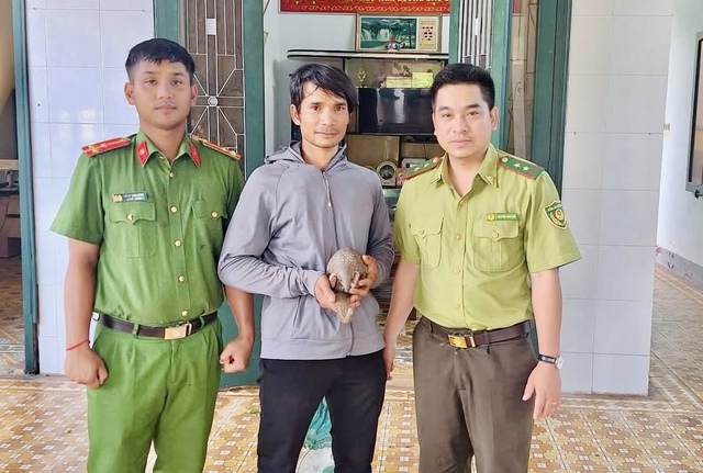 Người đàn ông bàn giao con vật quý hiếm có nguy cơ tuyệt chủng - Ảnh 1.