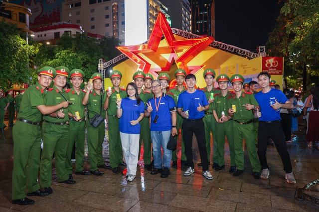 Vinamilk mang đến những trạm tiếp năng lượng giữa Gala 'Tổ quốc bình yên'- Ảnh 1. Vinamilk mang đến những trạm tiếp năng lượng giữa Gala 'Tổ quốc bình yên'- Ảnh 1.