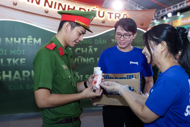 Vinamilk mang đến những trạm tiếp năng lượng giữa Gala 'Tổ quốc bình yên'- Ảnh 10. Vinamilk mang đến những trạm tiếp năng lượng giữa Gala 'Tổ quốc bình yên'- Ảnh 10.