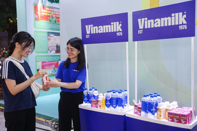 Vinamilk mang đến những trạm tiếp năng lượng giữa Gala 'Tổ quốc bình yên'- Ảnh 11. Vinamilk mang đến những trạm tiếp năng lượng giữa Gala 'Tổ quốc bình yên'- Ảnh 11.