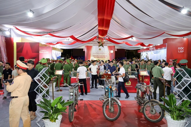 Vinamilk mang đến những trạm tiếp năng lượng giữa Gala 'Tổ quốc bình yên'- Ảnh 2. Vinamilk mang đến những trạm tiếp năng lượng giữa Gala 'Tổ quốc bình yên'- Ảnh 2.