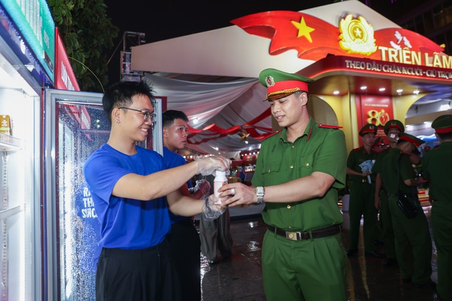 Vinamilk mang đến những trạm tiếp năng lượng giữa Gala 'Tổ quốc bình yên'- Ảnh 5. Vinamilk mang đến những trạm tiếp năng lượng giữa Gala 'Tổ quốc bình yên'- Ảnh 5.