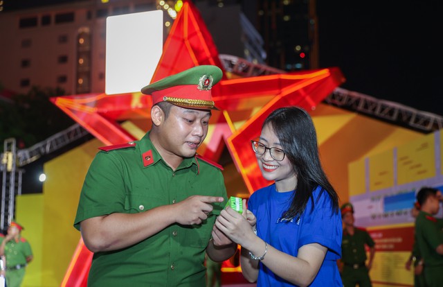 Vinamilk mang đến những trạm tiếp năng lượng giữa Gala 'Tổ quốc bình yên'- Ảnh 6. Vinamilk mang đến những trạm tiếp năng lượng giữa Gala 'Tổ quốc bình yên'- Ảnh 6.