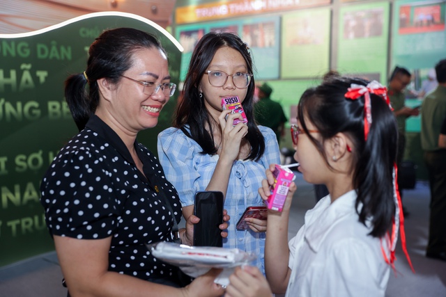 Vinamilk mang đến những trạm tiếp năng lượng giữa Gala 'Tổ quốc bình yên'- Ảnh 7. Vinamilk mang đến những trạm tiếp năng lượng giữa Gala 'Tổ quốc bình yên'- Ảnh 7.
