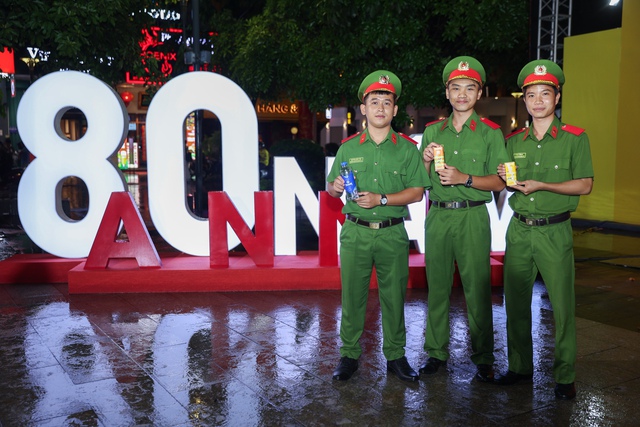 Vinamilk mang đến những trạm tiếp năng lượng giữa Gala 'Tổ quốc bình yên'- Ảnh 9. Vinamilk mang đến những trạm tiếp năng lượng giữa Gala 'Tổ quốc bình yên'- Ảnh 9.