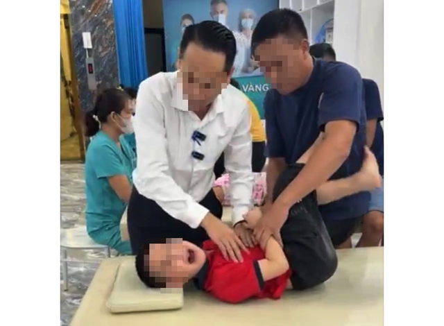 Sự thật về 'tiến sĩ nắn chỉnh xương' ở Y Đức Vương giúp trẻ 'không nói được thành nói được'- Ảnh 3. Sự thật về 'tiến sĩ nắn chỉnh xương' ở Y Đức Vương giúp trẻ 'không nói được thành nói được'- Ảnh 3.