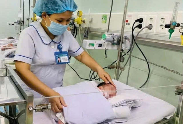 Bé sơ sinh 2 ngày tuổi mang khối u quái nặng 1,1kg- Ảnh 1. Bé sơ sinh 2 ngày tuổi mang khối u quái nặng 1,1kg- Ảnh 1.