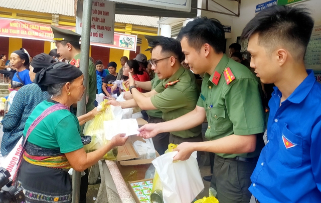 Hàng trăm người dân xã vùng cao xã Tam Thanh được khám bệnh, phát thuốc miễn phí - Ảnh 8. Hàng trăm người dân xã vùng cao xã Tam Thanh được khám bệnh, phát thuốc miễn phí - Ảnh 8.