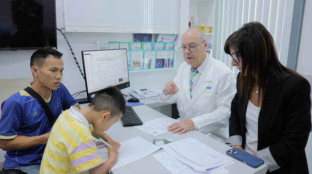 Cậu bé hát dân ca trong phòng mổ và hành trình hơn 10 năm đi tìm đôi tay lành lặn- Ảnh 2. Cậu bé hát dân ca trong phòng mổ và hành trình hơn 10 năm đi tìm đôi tay lành lặn- Ảnh 2.