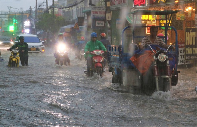 Xuất hiện rãnh gió mùa gây mưa rất lớn cho 10 tỉnh thành miền Bắc- Ảnh 1. Xuất hiện rãnh gió mùa gây mưa rất lớn cho 10 tỉnh thành miền Bắc- Ảnh 1.