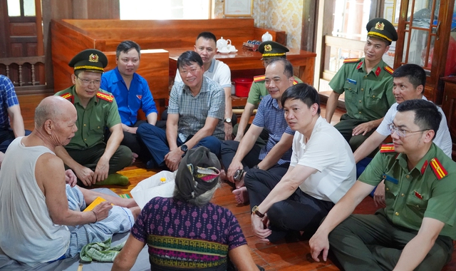 Hàng trăm người dân xã vùng cao xã Tam Thanh được khám bệnh, phát thuốc miễn phí - Ảnh 7. Hàng trăm người dân xã vùng cao xã Tam Thanh được khám bệnh, phát thuốc miễn phí - Ảnh 7.