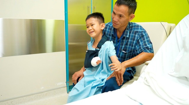 Cậu bé hát dân ca trong phòng mổ và hành trình hơn 10 năm đi tìm đôi tay lành lặn- Ảnh 1. Cậu bé hát dân ca trong phòng mổ và hành trình hơn 10 năm đi tìm đôi tay lành lặn- Ảnh 1.