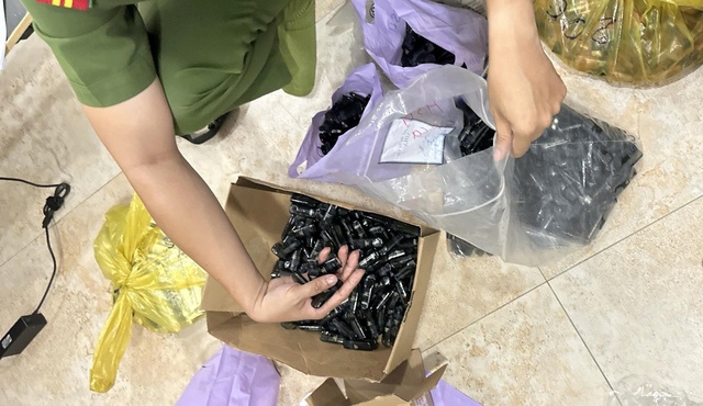 Bắt nhóm buôn bán thuốc lá điện tử chứa ma túy Etomidate quy mô lớn tại TPHCM- Ảnh 2. Bắt nhóm buôn bán thuốc lá điện tử chứa ma túy Etomidate quy mô lớn tại TPHCM- Ảnh 2.