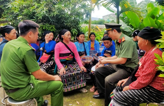 Hàng trăm người dân xã vùng cao xã Tam Thanh được khám bệnh, phát thuốc miễn phí - Ảnh 9. Hàng trăm người dân xã vùng cao xã Tam Thanh được khám bệnh, phát thuốc miễn phí - Ảnh 9.