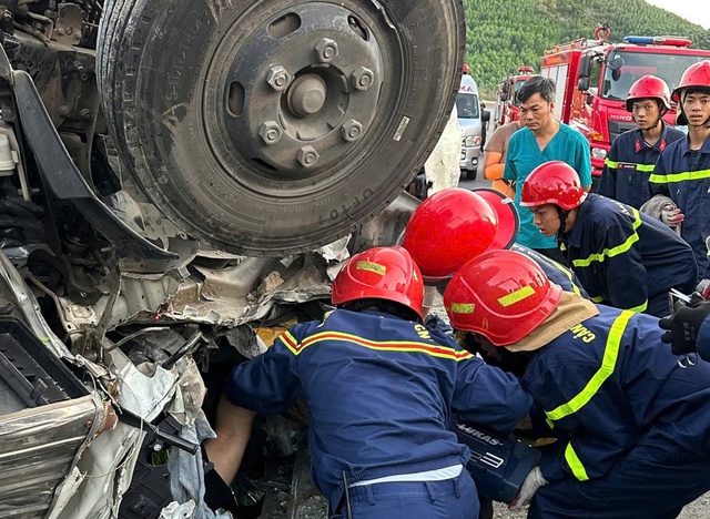 Video giải cứu tài xế mắc kẹt sau vụ tai nạn trên cao tốc La Sơn - Hòa Liên- Ảnh 1.