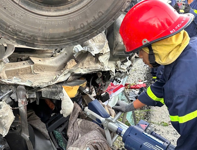 Video giải cứu tài xế mắc kẹt sau vụ tai nạn trên cao tốc La Sơn - Hòa Liên- Ảnh 2.