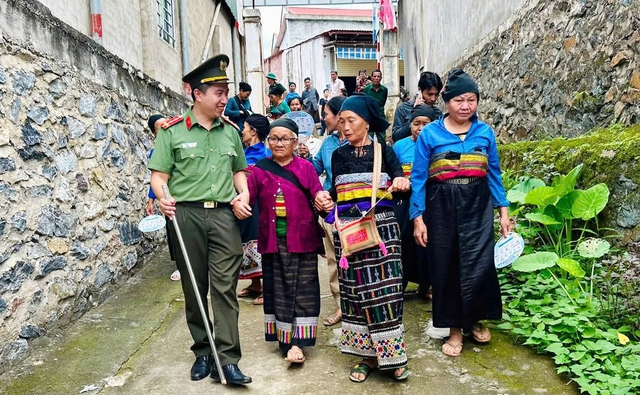 Hàng trăm người dân xã vùng cao xã Tam Thanh được khám bệnh, phát thuốc miễn phí - Ảnh 2. Hàng trăm người dân xã vùng cao xã Tam Thanh được khám bệnh, phát thuốc miễn phí - Ảnh 2.
