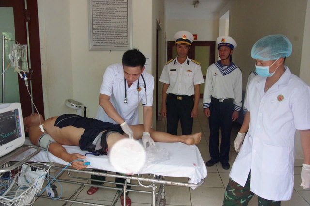 Cấp cứu kịp thời một ngư dân bị dây kéo lưới cắt đứt cẳng chân và rơi xuống biển- Ảnh 2.