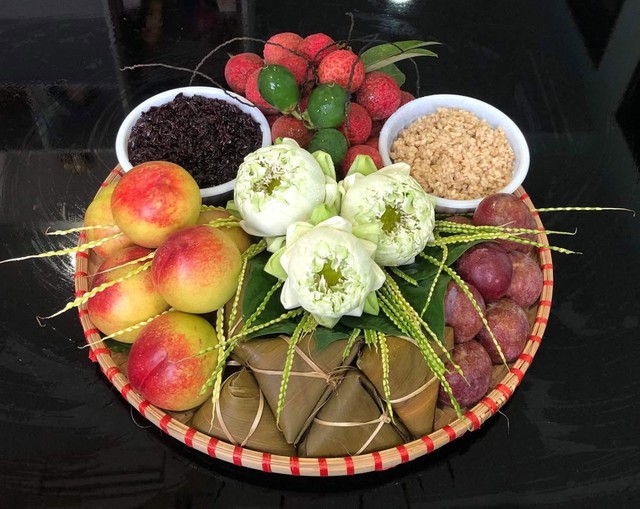 Tết Đoan Ngọ: Nhiều gia đình chọn mâm cúng tối giản, vừa đủ giữ nét truyền thống- Ảnh 3. Tết Đoan Ngọ: Nhiều gia đình chọn mâm cúng tối giản, vừa đủ giữ nét truyền thống- Ảnh 3.
