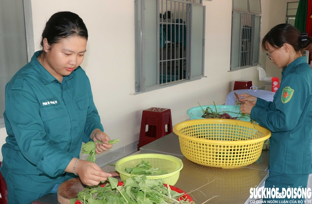 Những 'bóng hồng sao vuông' giỏi thao trường, đảm việc bếp núc- Ảnh 3. Những 'bóng hồng sao vuông' giỏi thao trường, đảm việc bếp núc- Ảnh 3.