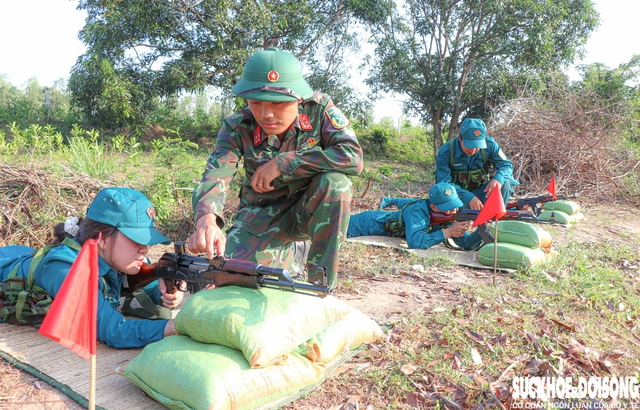 Những 'bóng hồng sao vuông' giỏi thao trường, đảm việc bếp núc- Ảnh 1. Những 'bóng hồng sao vuông' giỏi thao trường, đảm việc bếp núc- Ảnh 1.