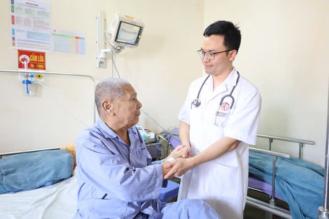 Cụ ông 99 tuổi được cứu sống nhờ đặt 2 stent mạch vành thành công tại Quảng Ninh - Ảnh 1. Cụ ông 99 tuổi được cứu sống nhờ đặt 2 stent mạch vành thành công tại Quảng Ninh - Ảnh 1.