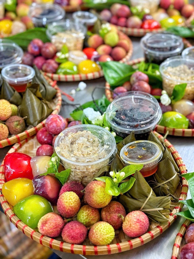 Tết Đoan Ngọ: Nhiều gia đình chọn mâm cúng tối giản, vừa đủ giữ nét truyền thống- Ảnh 4. Tết Đoan Ngọ: Nhiều gia đình chọn mâm cúng tối giản, vừa đủ giữ nét truyền thống- Ảnh 4.