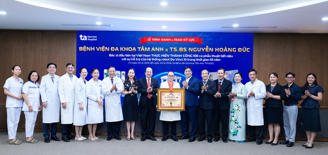 Bác sĩ Bệnh viện Tâm Anh tiếp tục lập kỷ lục về phẫu thuật robot - Ảnh 1.