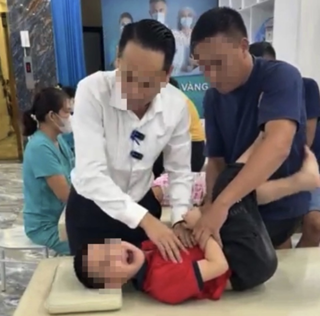 ‘Tiến sĩ nắn chỉnh xương’ ở Y Đức Vương tự nhận chỉ chăm sóc sức khoẻ, tiếp tục giúp trẻ ‘không nói được thành nói được’- Ảnh 6. ‘Tiến sĩ nắn chỉnh xương’ ở Y Đức Vương tự nhận chỉ chăm sóc sức khoẻ, tiếp tục giúp trẻ ‘không nói được thành nói được’- Ảnh 6.