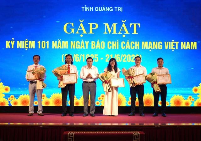 Phóng viên Báo Sức khỏe và Đời sống nhận Bằng khen của Chủ tịch UBND tỉnh Quảng Trị- Ảnh 3. Phóng viên Báo Sức khỏe và Đời sống nhận Bằng khen của Chủ tịch UBND tỉnh Quảng Trị- Ảnh 3.