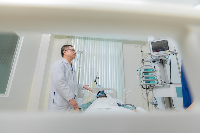 Cuộc chiến sinh tử 2 lần cứu sống nữ bệnh nhân nước ngoài ngay trên bàn can thiệp tại Vinmec Đà Nẵng- Ảnh 1. Cuộc chiến sinh tử 2 lần cứu sống nữ bệnh nhân nước ngoài ngay trên bàn can thiệp tại Vinmec Đà Nẵng- Ảnh 1.