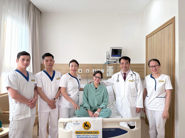 Cuộc chiến sinh tử 2 lần cứu sống nữ bệnh nhân nước ngoài ngay trên bàn can thiệp tại Vinmec Đà Nẵng- Ảnh 2. Cuộc chiến sinh tử 2 lần cứu sống nữ bệnh nhân nước ngoài ngay trên bàn can thiệp tại Vinmec Đà Nẵng- Ảnh 2.