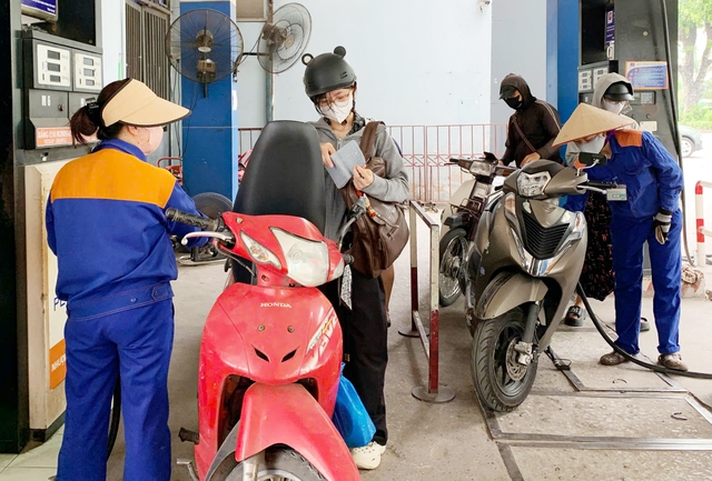Giá xăng dầu tiếp tục giảm, E5RON92 giảm hơn …. đồng/lít - Ảnh 1.