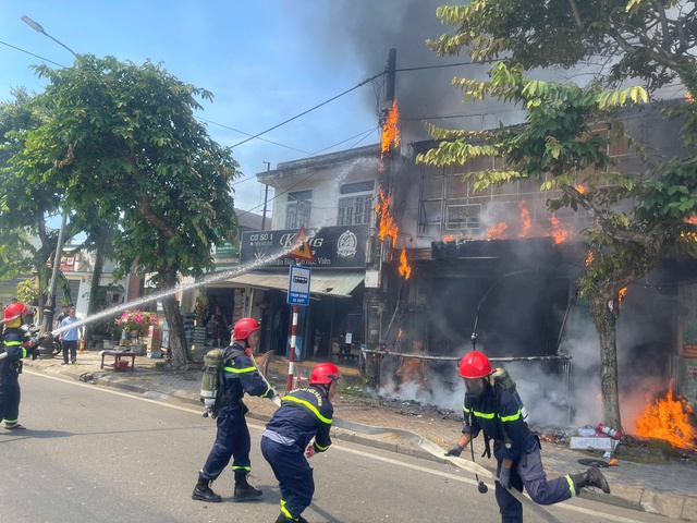 Hiện trường nhà dân bốc cháy dữ dội, nhiều đồ đạc bị thiêu rụi ở Huế- Ảnh 2. Hiện trường nhà dân bốc cháy dữ dội, nhiều đồ đạc bị thiêu rụi ở Huế- Ảnh 2.