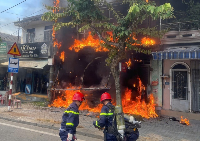 Hiện trường nhà dân bốc cháy dữ dội, nhiều đồ đạc bị thiêu rụi ở Huế- Ảnh 1. Hiện trường nhà dân bốc cháy dữ dội, nhiều đồ đạc bị thiêu rụi ở Huế- Ảnh 1.