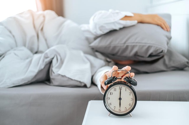 Có nên ngủ bù vào hai ngày cuối tuần? - Ảnh 1.