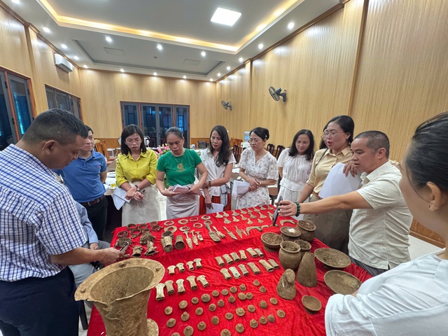 Phát hiện hơn 125 hiện vật của cư dân cách đây hàng nghìn năm ở Nghệ An
- Ảnh 1. Phát hiện hơn 125 hiện vật của cư dân cách đây hàng nghìn năm ở Nghệ An
- Ảnh 1.
