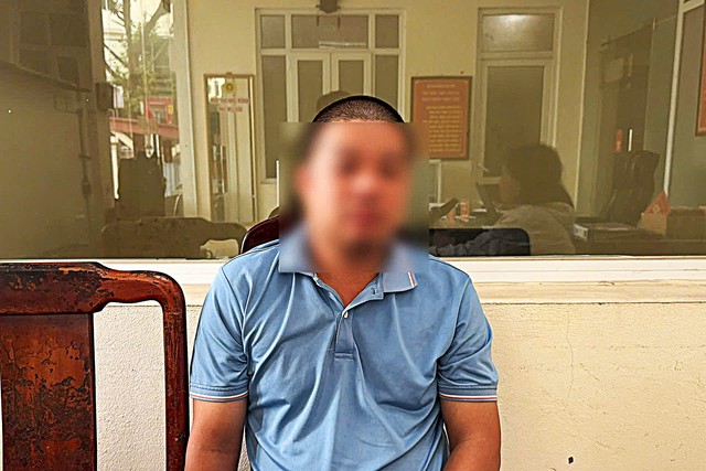 Hà Nội: Tài xế vi phạm nồng độ cồn chặn xe, kích động đám đông cản trở CSGT- Ảnh 3. Hà Nội: Tài xế vi phạm nồng độ cồn chặn xe, kích động đám đông cản trở CSGT- Ảnh 3.