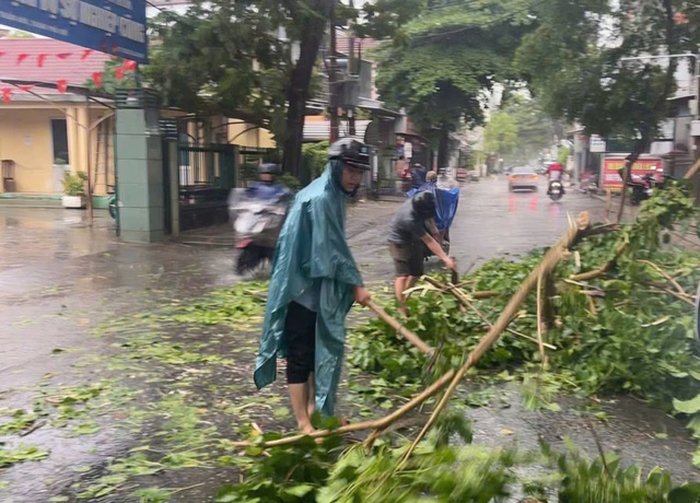 Dông lốc làm 1 người bị thương, nhiều nhà dân tốc mái ở Huế- Ảnh 1. Dông lốc làm 1 người bị thương, nhiều nhà dân tốc mái ở Huế- Ảnh 1.