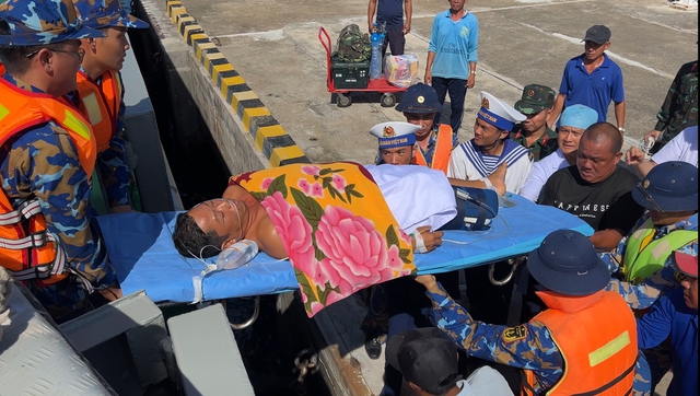 Hiến máu cứu ngư dân giữa Trường Sa, tàu Hải quân đưa bệnh nhân vào bờ an toàn- Ảnh 1. Hiến máu cứu ngư dân giữa Trường Sa, tàu Hải quân đưa bệnh nhân vào bờ an toàn- Ảnh 1.