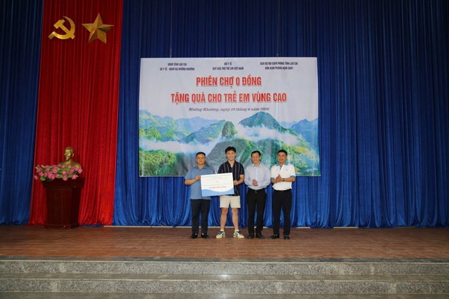 Gần 2,4 tỷ đồng đến với trẻ em khó khăn vùng biên Lào Cai qua phiên chợ 0 đồng- Ảnh 8. Gần 2,4 tỷ đồng đến với trẻ em khó khăn vùng biên Lào Cai qua phiên chợ 0 đồng- Ảnh 8.