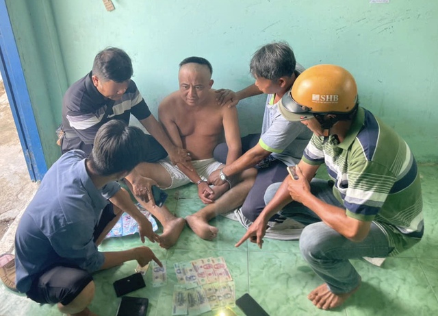 Bắt Dương Công Nhạc cướp tài sản của cụ ông bán vé số - Ảnh 1.