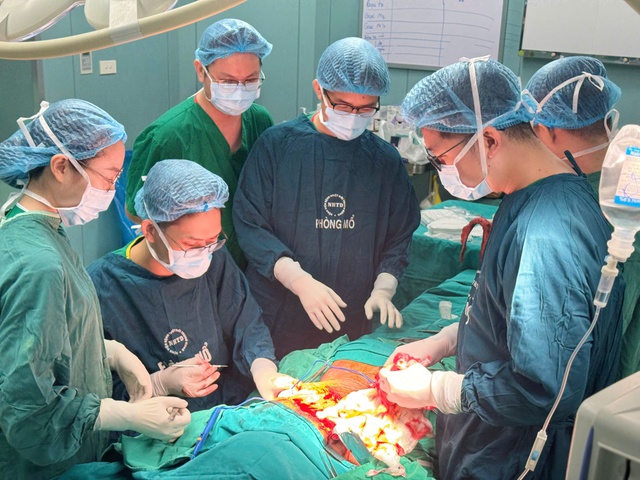 Hành trình phẫu thuật khối u hắc tố tại bệnh viện: Câu chuyện cảm động của bé trai 7 tuổi - Ảnh 3. Hành trình phẫu thuật khối u hắc tố tại bệnh viện: Câu chuyện cảm động của bé trai 7 tuổi - Ảnh 3.