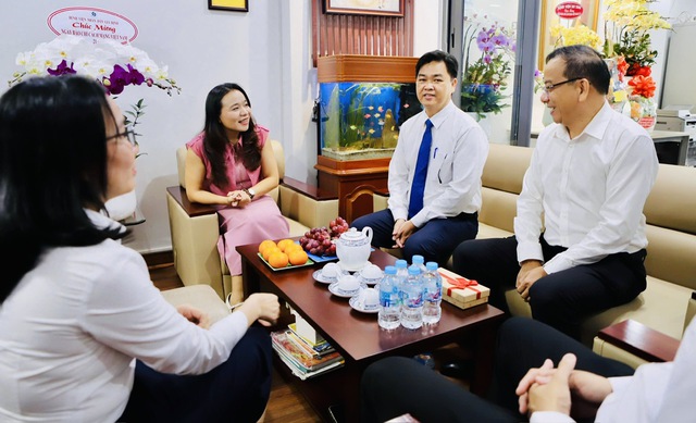 Đoàn đại biểu TPHCM thăm, chúc mừng Báo Sức khỏe và Đời sống- Ảnh 1.