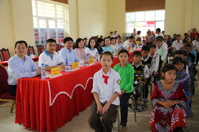 Gần 2,4 tỷ đồng đến với trẻ em khó khăn vùng biên Lào Cai qua phiên chợ 0 đồng- Ảnh 2. Gần 2,4 tỷ đồng đến với trẻ em khó khăn vùng biên Lào Cai qua phiên chợ 0 đồng- Ảnh 2.