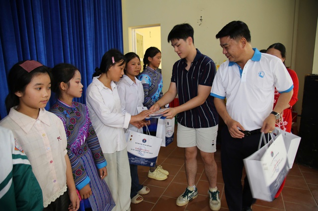 Gần 2,4 tỷ đồng đến với trẻ em khó khăn vùng biên Lào Cai qua phiên chợ 0 đồng- Ảnh 5. Gần 2,4 tỷ đồng đến với trẻ em khó khăn vùng biên Lào Cai qua phiên chợ 0 đồng- Ảnh 5.