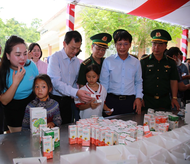 Gần 2,4 tỷ đồng đến với trẻ em khó khăn vùng biên Lào Cai qua phiên chợ 0 đồng- Ảnh 10. Gần 2,4 tỷ đồng đến với trẻ em khó khăn vùng biên Lào Cai qua phiên chợ 0 đồng- Ảnh 10.