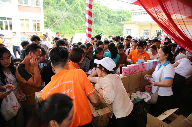 Gần 2,4 tỷ đồng đến với trẻ em khó khăn vùng biên Lào Cai qua phiên chợ 0 đồng- Ảnh 9. Gần 2,4 tỷ đồng đến với trẻ em khó khăn vùng biên Lào Cai qua phiên chợ 0 đồng- Ảnh 9.