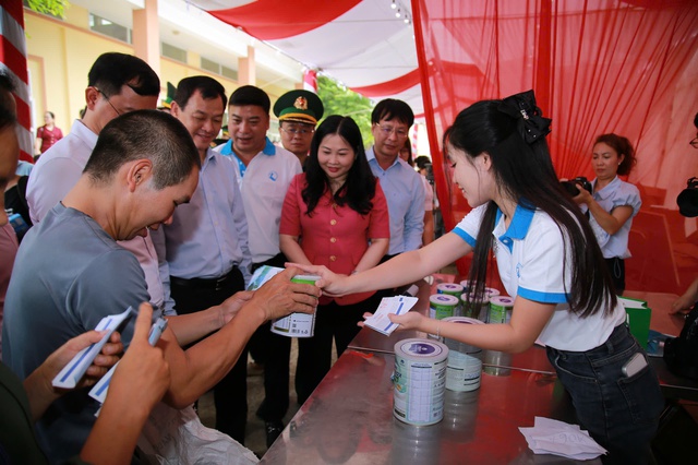 Gần 2,4 tỷ đồng đến với trẻ em khó khăn vùng biên Lào Cai qua phiên chợ 0 đồng- Ảnh 12. Gần 2,4 tỷ đồng đến với trẻ em khó khăn vùng biên Lào Cai qua phiên chợ 0 đồng- Ảnh 12.
