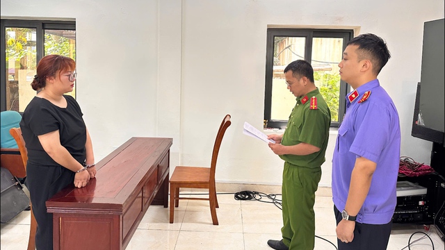 'Nữ quái' sinh năm 2002 mang dao vào quán trà sữa chém người- Ảnh 2. 'Nữ quái' sinh năm 2002 mang dao vào quán trà sữa chém người- Ảnh 2.